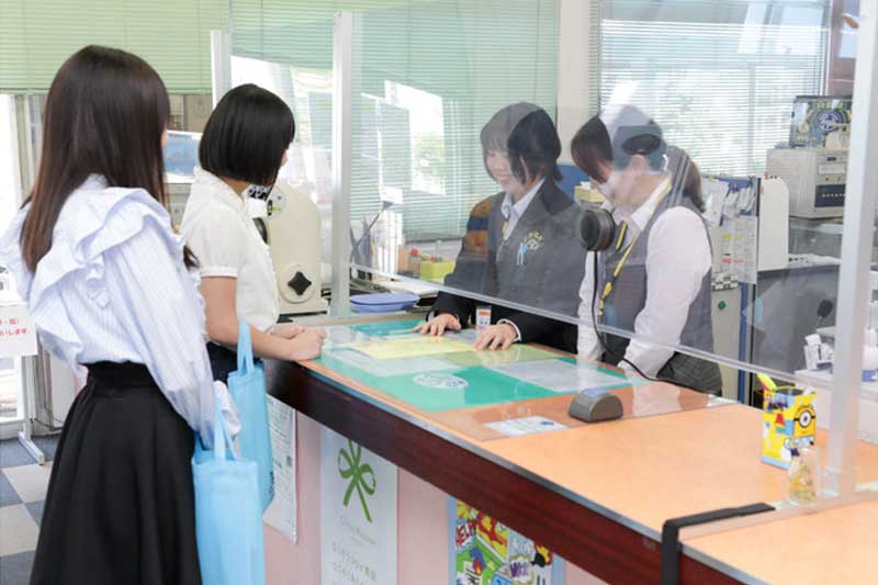 ドライビングスクール那珂の受付の様子