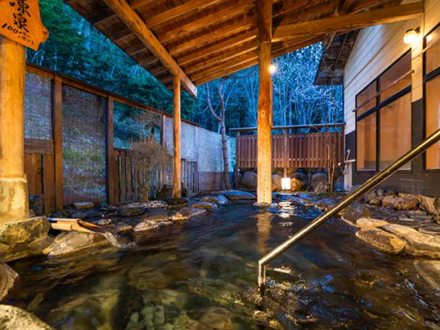 盛岡南ドライビングスクールの宿舎「鶯宿温泉・川長」の露天風呂