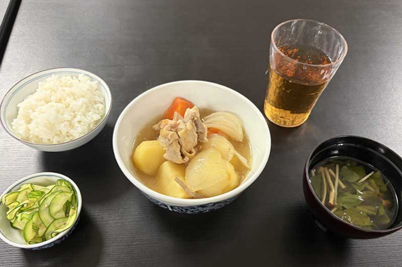 宿舎1階の食堂で用意される食事の写真