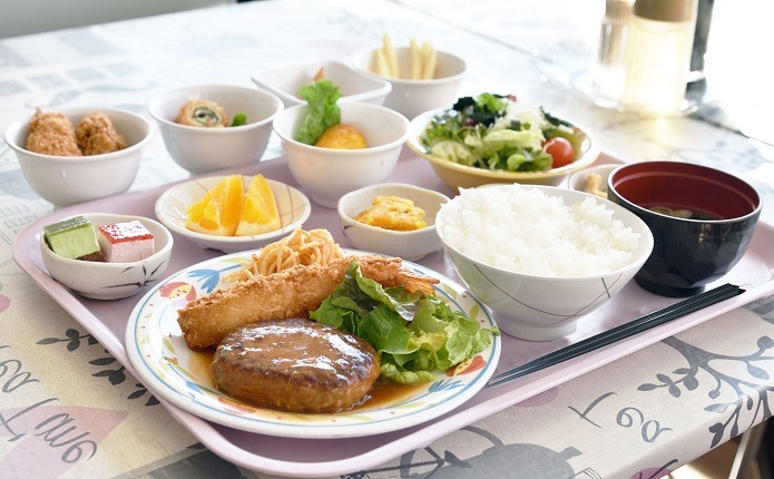 校内レストランの食事の写真