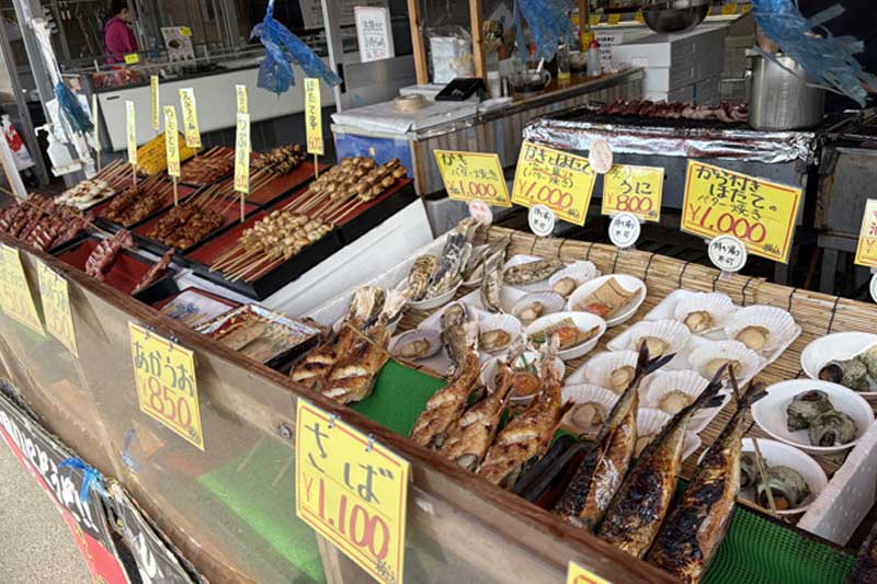寺泊魚の市場通りに並ぶ浜焼きの写真