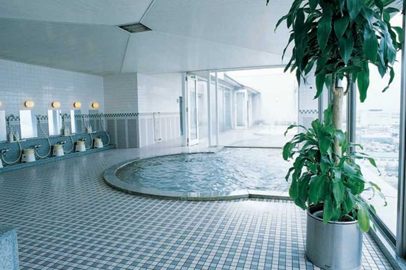 東京第一ホテル鶴岡10階の天然温泉「みはらしの湯」の大浴場の写真