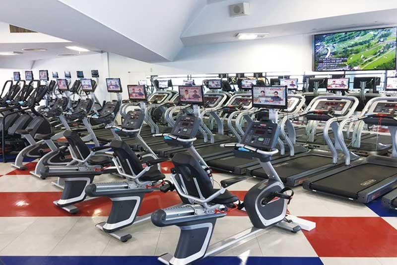 スポーツクラブ「プラスワンつるおか」のトレーニングマシンが並ぶジムの写真