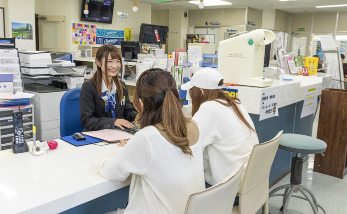 教習所の受付カウンターの写真