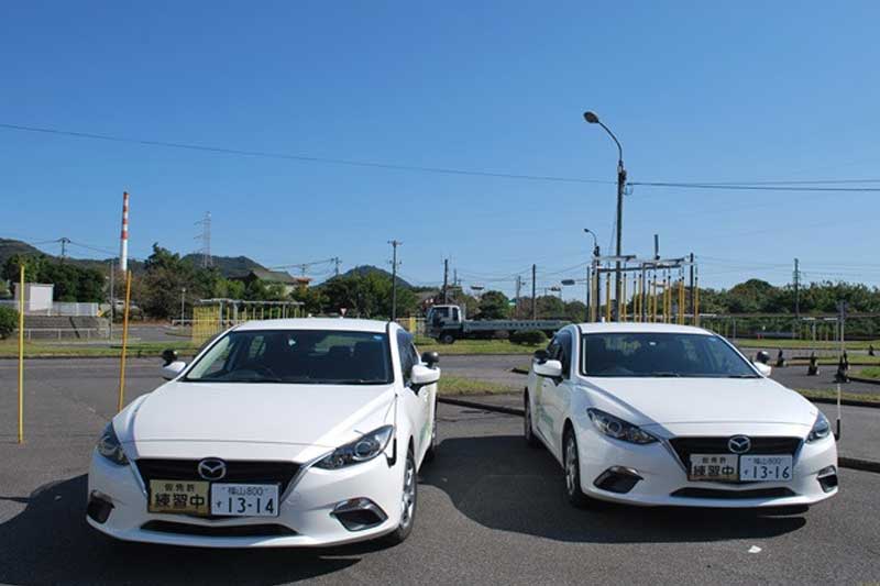 竹原自動車学校の所内コースと教習車の写真