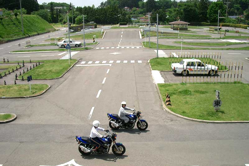 田村自動車教習所の広い教習コースの写真
