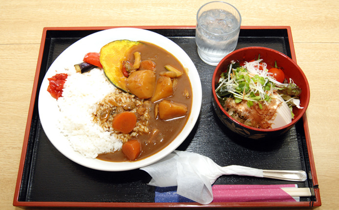 校内レストランのカレーとサラダの写真