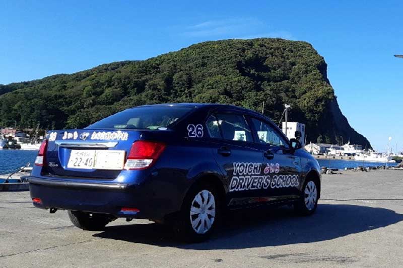 余市自動車学校の教習車と余市港